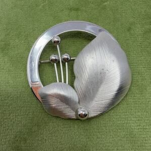 Emmons Vintage Silver Tone Floral Circle Brooch Pin 1.5in